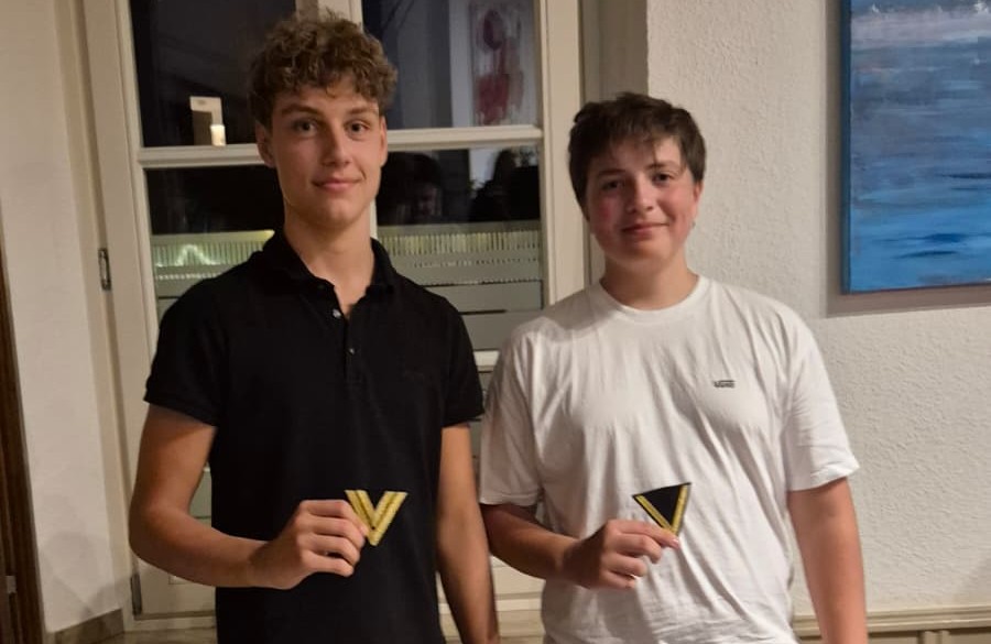 Julien und Ben mit Rangabzeichen